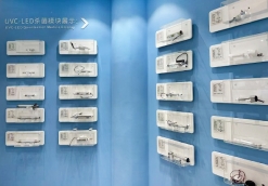 展示ルームで製品を